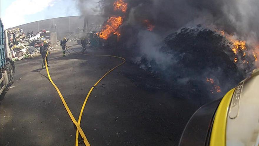 Incendio en una nave del polígono industrial de Arinaga