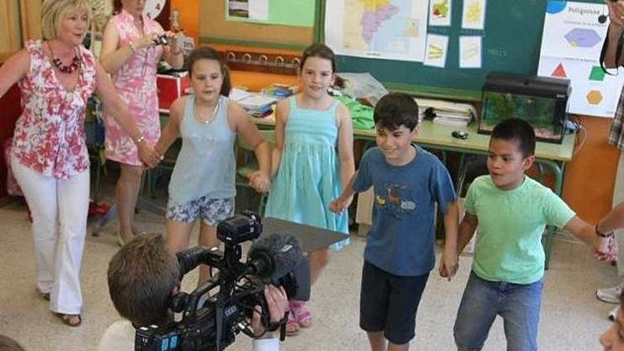 Los alumnos del colegio Aguilera bailan una danza irlandesa.