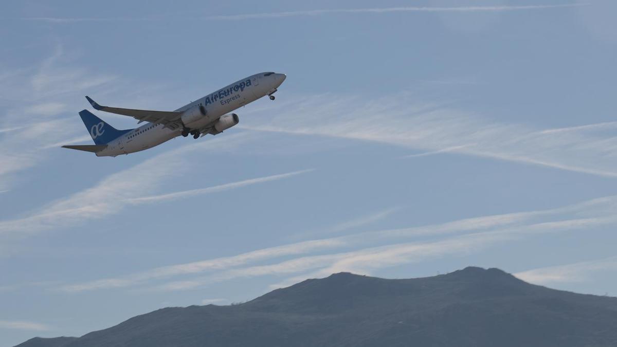 Avión despegando en el aeropuerto de Peinador.