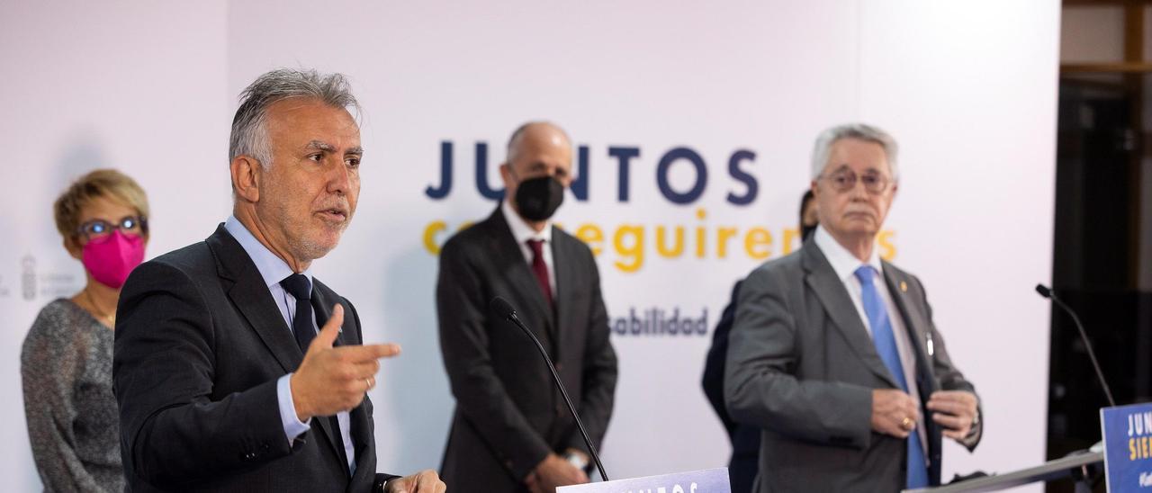 El presidente Ángel Víctor Torres con Elena Máñez durante el acuerdo con las cámaras de Comercio para gestionar los 1.144 millones.