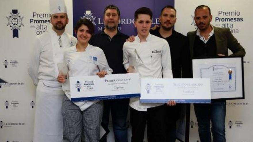 Los chefs José Carlos Fuentes y Aurelio Morales y el resto del jurado posan junto a los ganadores de la sexta edición del Premio Promesas de la alta cocina: María Ángeles García y Alejandro Pérez.