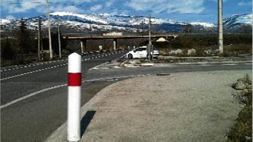 L&#039;eix E-9 amb el pont de la carretera neutral entre Llívia i Puigcerdà, al fons, on s&#039;ha de fer la rotonda