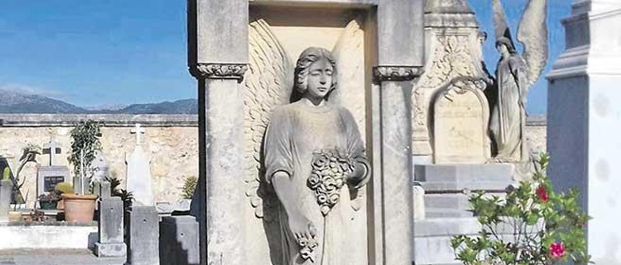Los símbolos religiosos relacionados con el cristianismo abundan en el cementerio.