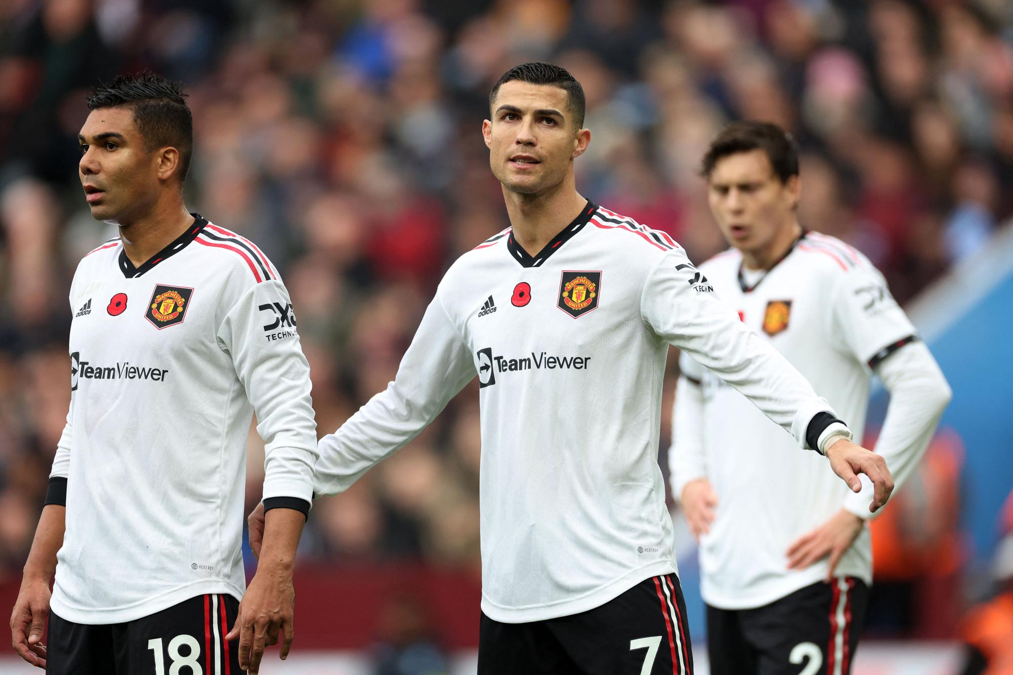 Cristiano Ronaldo, junto a sus compañeros en el Manchester United, Casemiro y Tyrell Malacia.