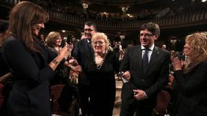 Isabel-clara Simó y Carles Puigdemont, en el acto de entrega del Premi d’Honor de les Lletres Catalanes