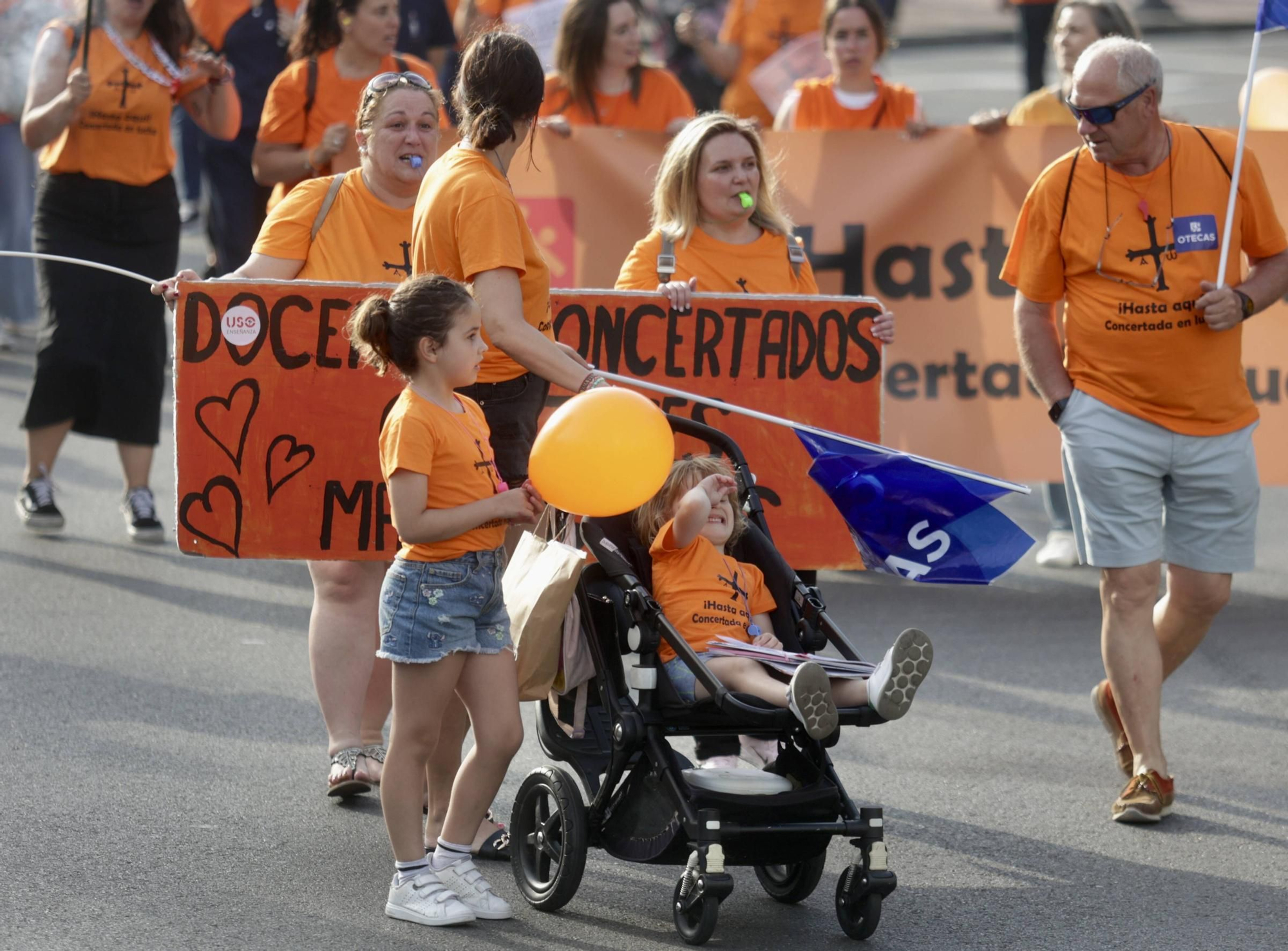 EN IMÁGENES | La marea naranja de profesores inunda Oviedo: manifestación de la escuela concertada