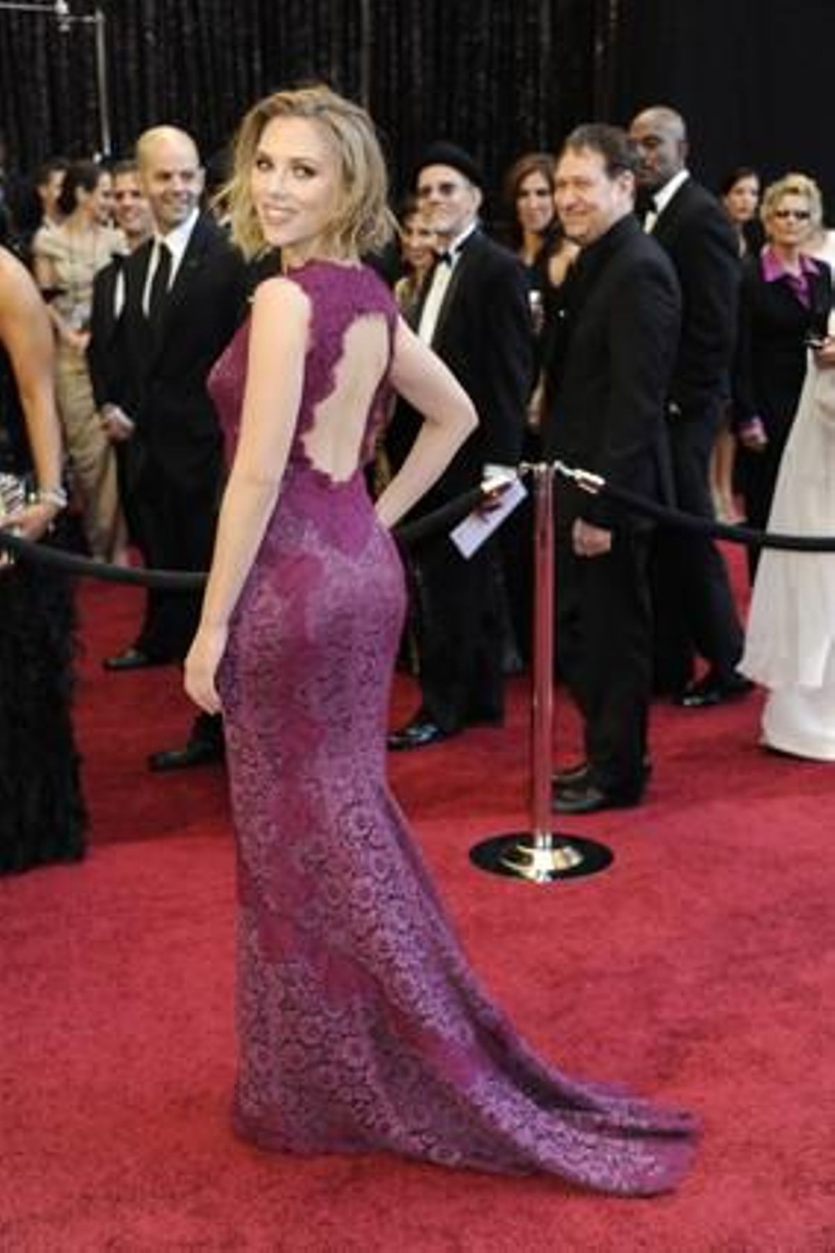 Scarlett Johansson, amb un escotat model en to malva.