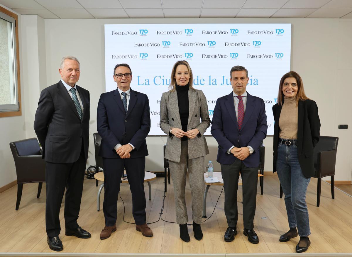 Los ponentes, José Antonio Fandiño, José Tronchoni, Marta Fernández-Tapias, Germán Serrano, que fueron moderados por la periodista de FARO_Marta Fontán