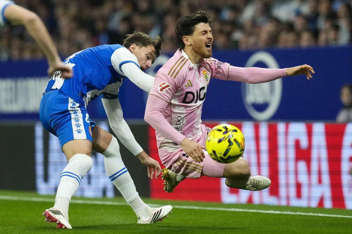 Urko González comete falta sobre Alberto Reina en el Espanyol-Oviedo