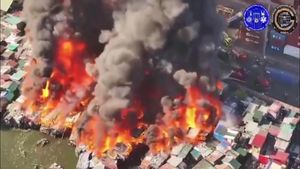 Un incendio arrasa decenas de chabolas en Manila