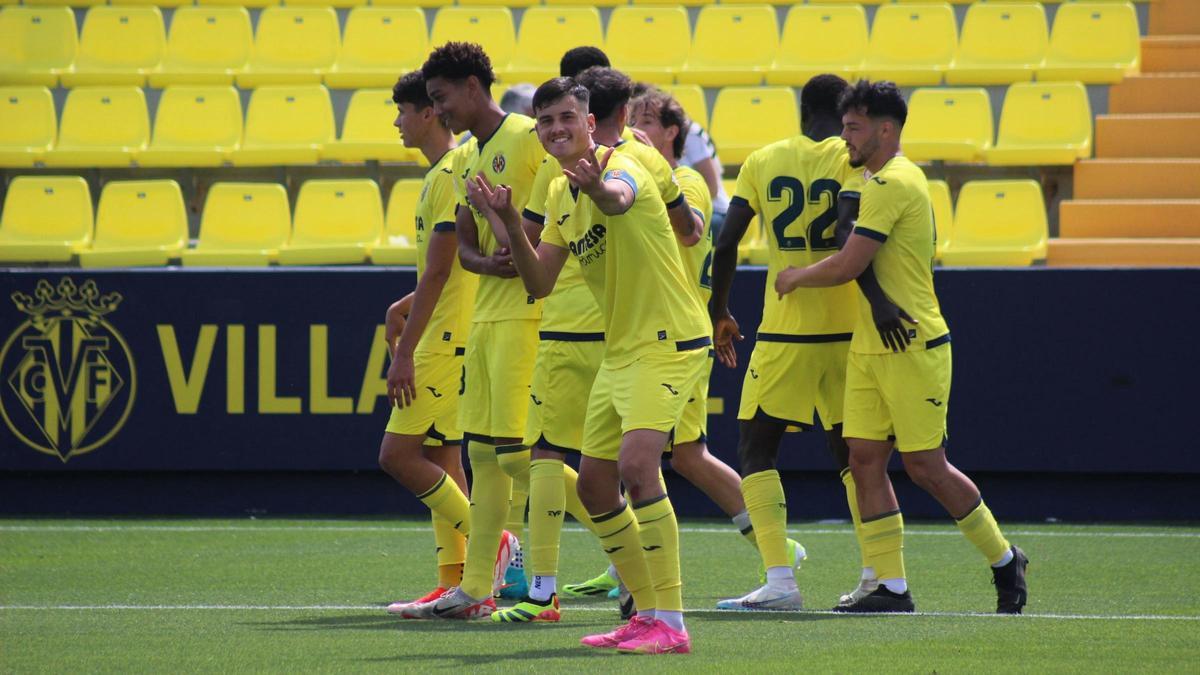 Celso Bermejo, delantero del Villarreal, celebra su gol frente al Patacona del sábado.