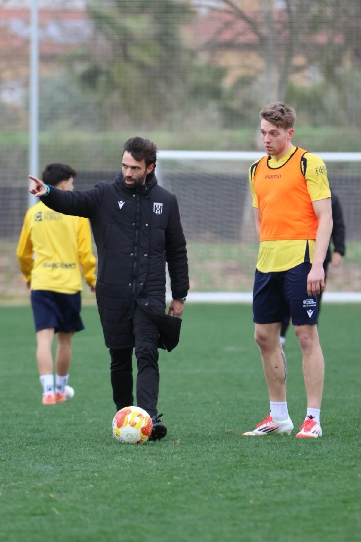 Fran Beltrán da indicaciones a Sigurdur Hallson durante uno de los entrenamientos de esta semana.
