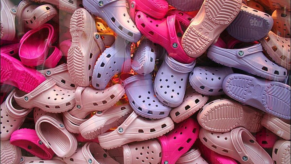 Conjunto de crocs apiladas