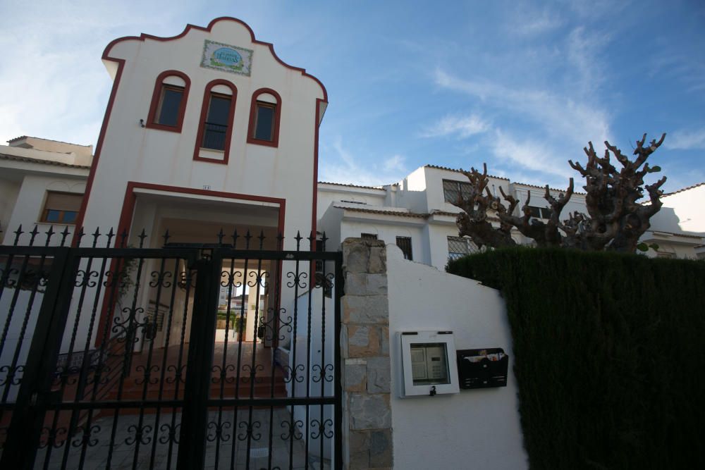 Incendio en un bungalow abandonado en urbanización Jardines de Las Huertas.