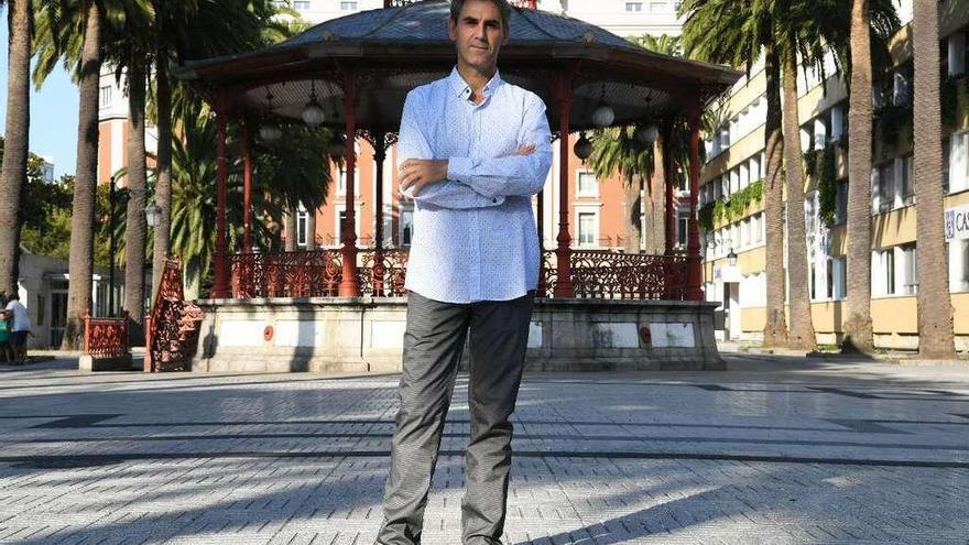 Juan José Ocón, frente al palco de la música de los jardines de Méndez Núñez.