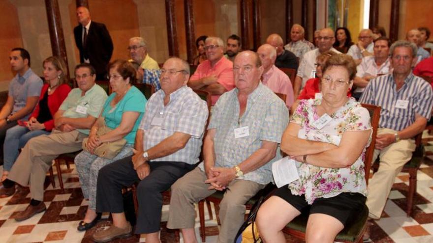 Regantes de Molina acudieron a la sesión parlamentaria.