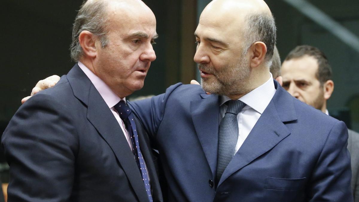 Luis de Guindos conversa con Pierre Moscovici
