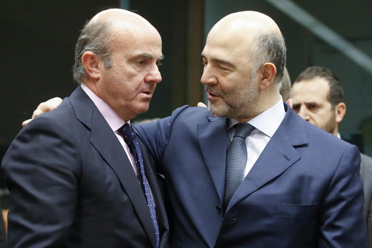 BRU01 BRUSELAS (BÉLGICA), 14/01/2016.- El ministro español de Economía, Luis de Guindos (i) conversa con el comisario europeo de Asuntos Económicos, Pierre Moscovici, durante una reunión de los responsables de Economía y Finanzas de la zona del euro en la sede del Consejo Europeo en Bruselas, Bélgica, hoy, 14 de enero de 2016. EFE/OLIVIER HOSLET BRU01 BRUSELAS (BÉLGICA), 14/01/2016.- El ministro español de Economía, Luis de Guindos (i) conversa con el comisario europeo de Asuntos Económicos, Pierre Moscovici, durante una reunión de los responsables de Economía y Finanzas de la zona del euro en la sede del Consejo Europeo en Bruselas, Bélgica, hoy, 14 de enero de 2016. EFE/OLIVIER HOSLET