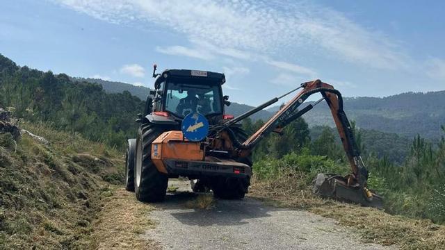 Un tractor trabaja en una de las pistas de Marín.