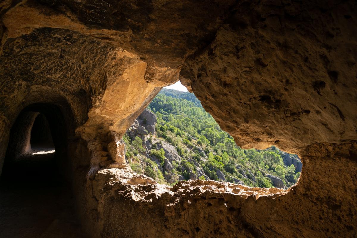 Túnel excavado en la roca en el trazado del acueducto Peña Cortada.