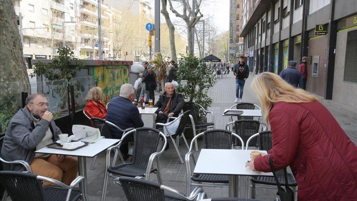 Gente en un bar en la avenida del Paral·lel de Barcelona