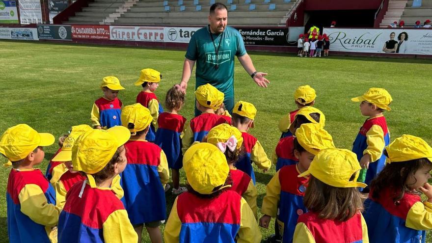 La guardería de Vilagarcía visita el estadio de A Lomba | CEDIDA
