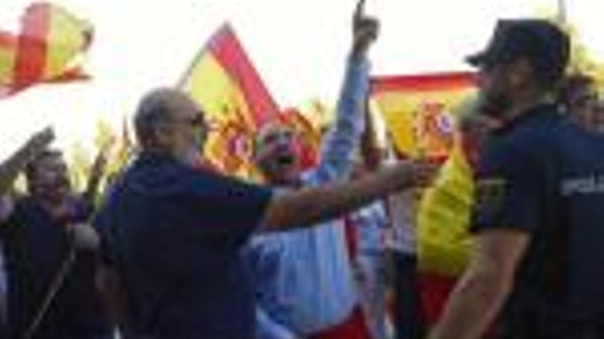 Moments de tensió a l&#039;exterior del pavelló on es va celebrar l&#039;acte de Podem a Saragossa.