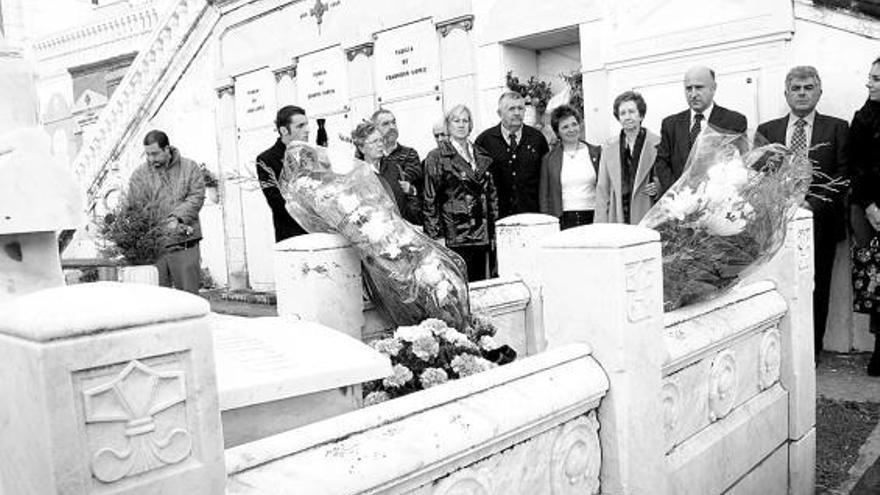 Ofrenda floral ante la tumba de Severo Ochoa, durante la Semana de la Ciencia, en Luarca.