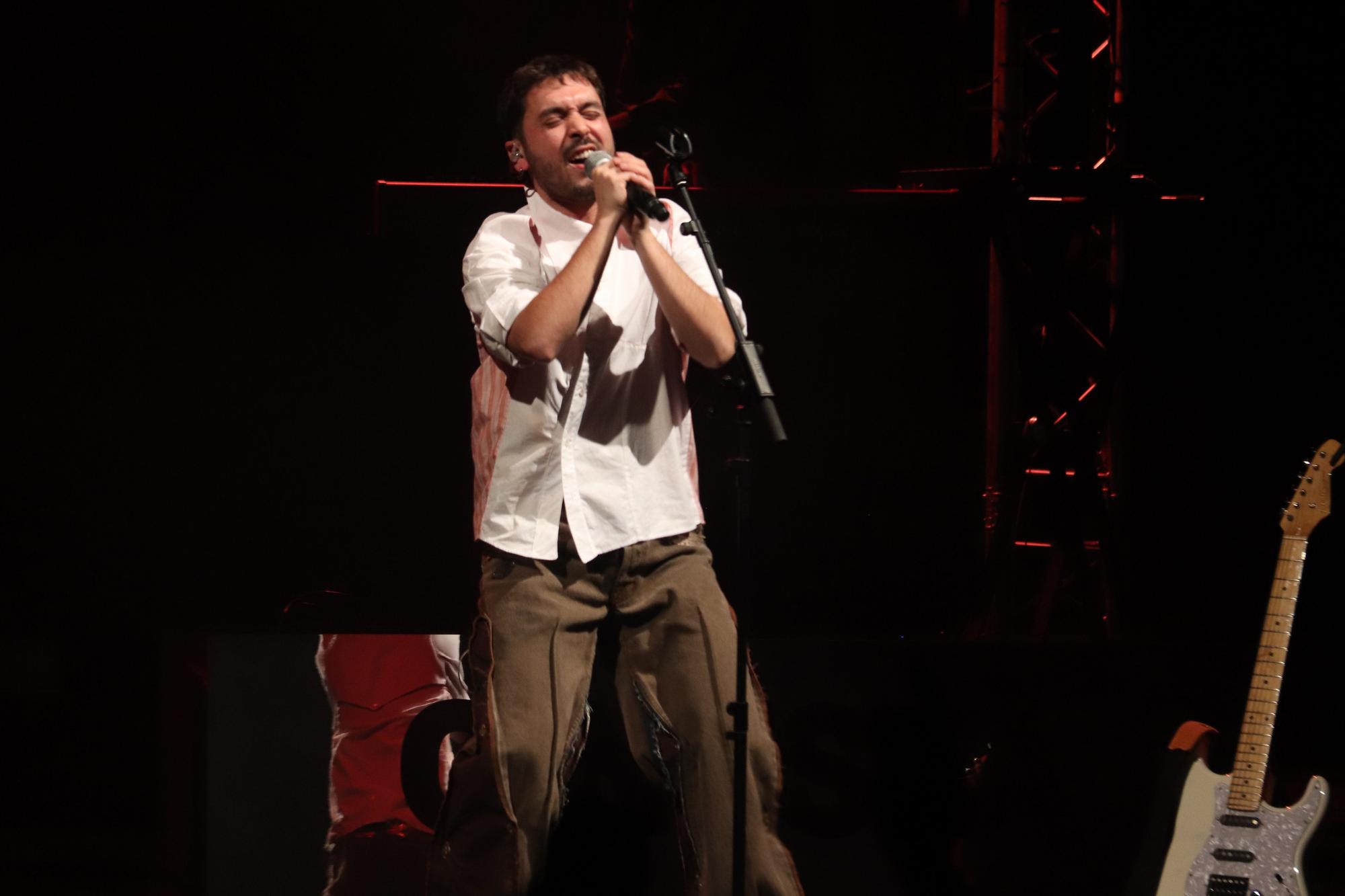 L'integrant de Ginestà, Pau Serrasolsas, cantant un dels temes del nou disc en el concert del festival Strenes