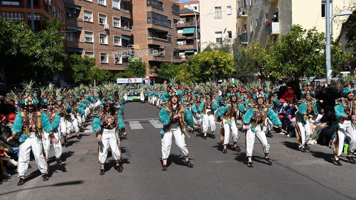 La comparsa oliventina Donde vamos la liamos encabeza el gran desfile del Carnaval de Badajoz.