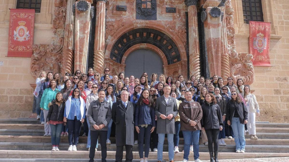 La delegación con el alcade de Caravaca, José Francisco García, y el hermano mayor de la Cofradía, Luis Melgarejo