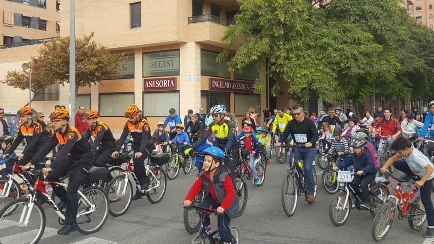 Familias en una edición anterior de ciclobarrios.