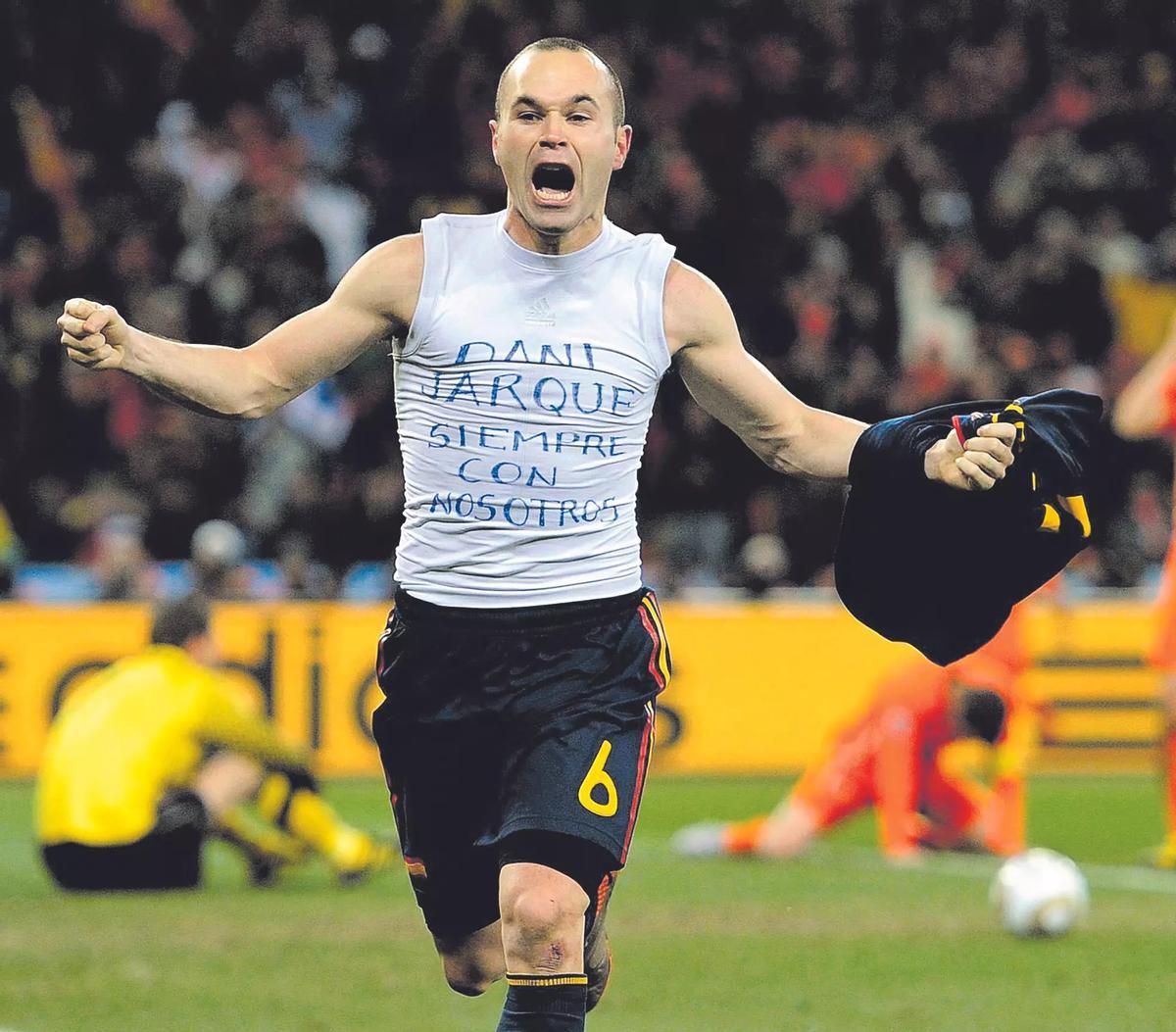 Andrés Iniesta celebra su gol en la final del Mundial de Sudáfrica, en el partido entre Países Bajos y España. Bajo su camiseta, Iniesta dejó ver su particular homenaje a Dani Jarque.