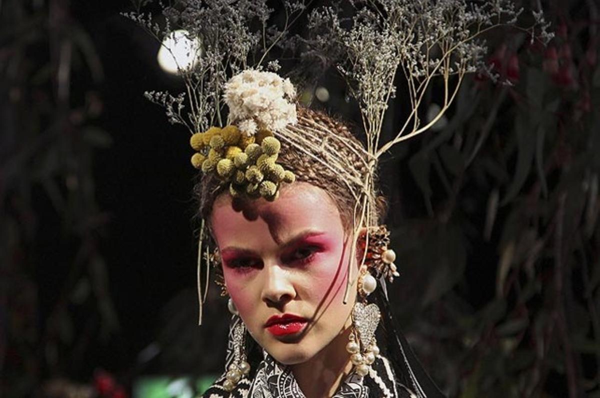 Una model, vestida amb dissenys de Jenny Lee i caracteritzada amb fulles i branques d’arbres, durant la Setmana de la Moda australiana a Sydney.