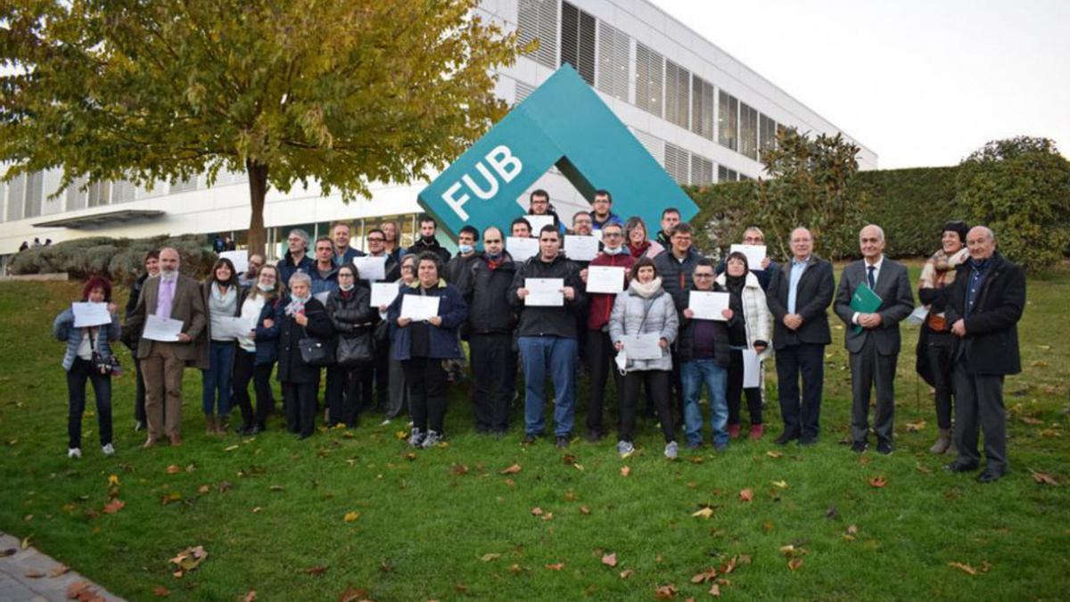 Foto de grup dels estudiants amb els promotors del projecte | FUB-UMANRESA