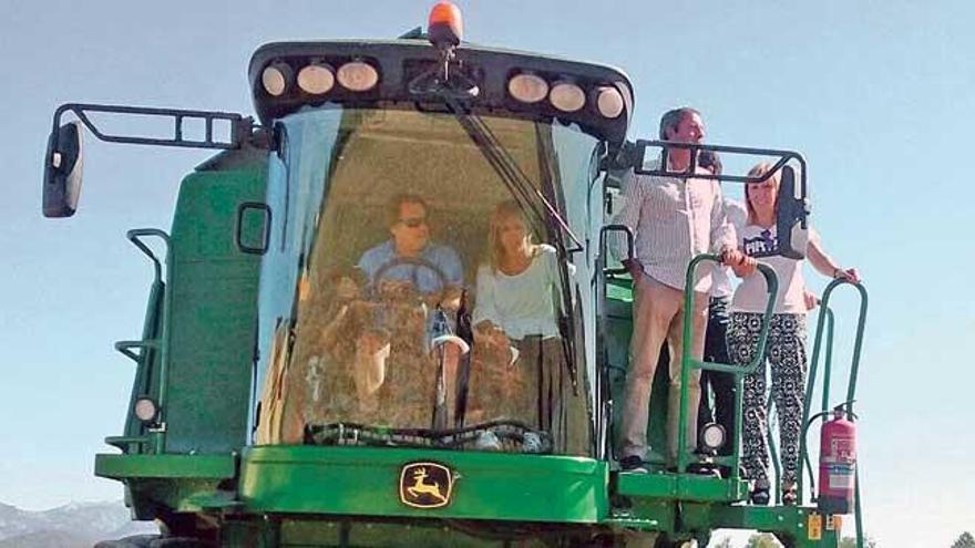 Palmer, Rotger y Soler, en una cosechadora en Santa Eugenia.