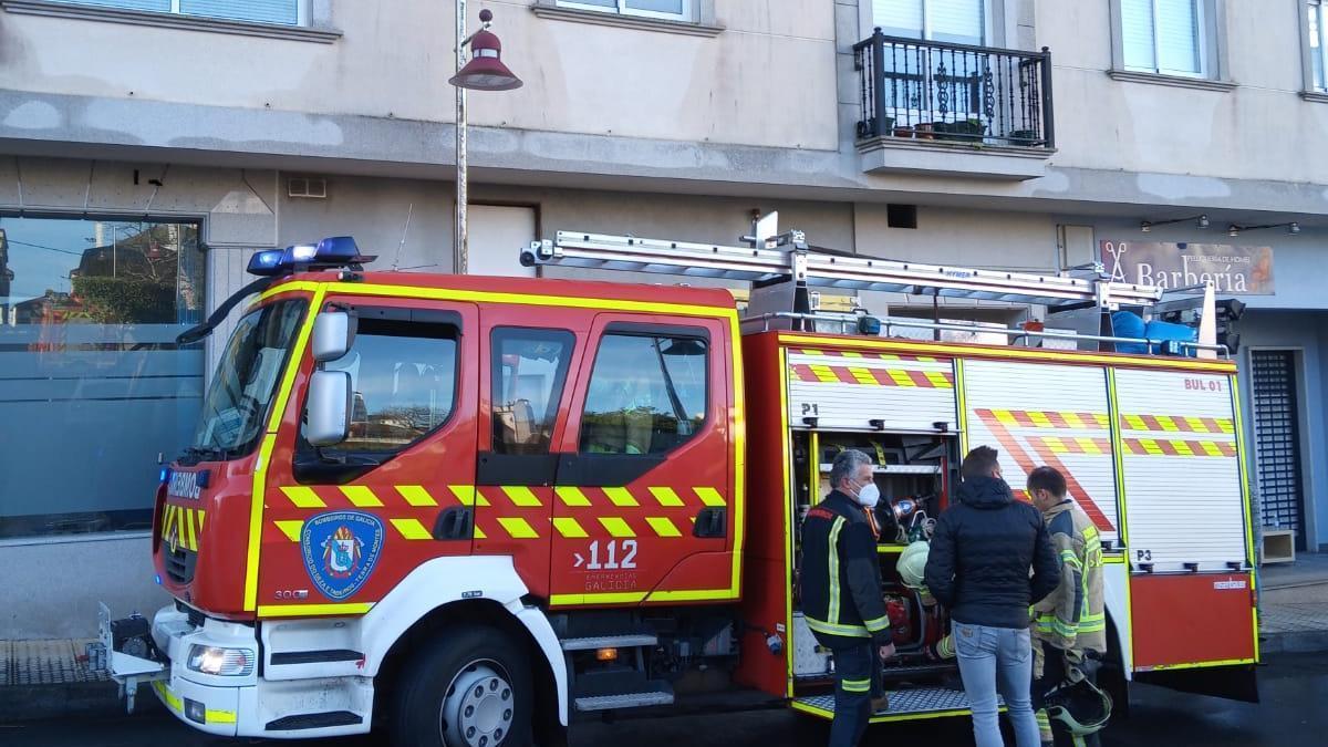 Un instante de la intervención de esta mañana en Vila de Cruces por parte de Protección Civil.