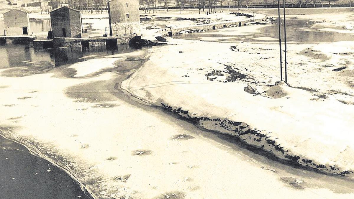 El río Duero helado en los años 40 a su paso por Zamora. Imagen tomada en la zona de las aceñas de Cabañales.