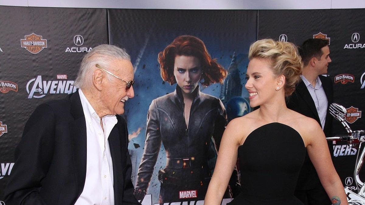 Stan Lee se ríe con Scarlett Johansson