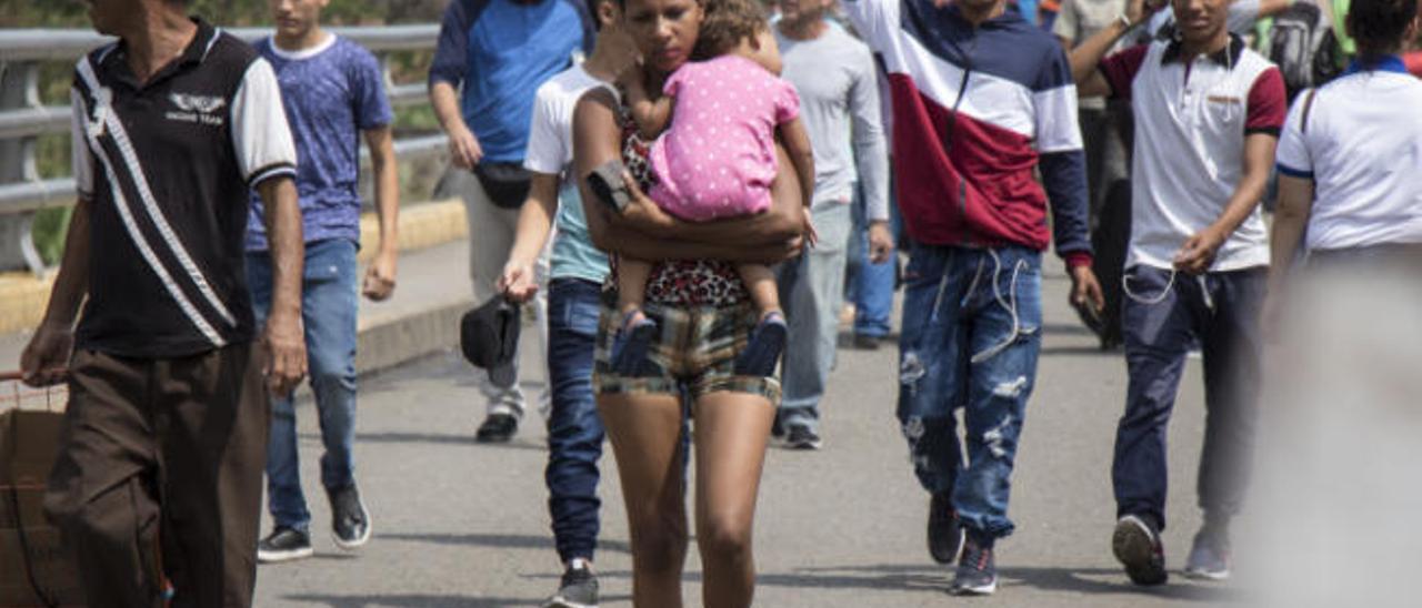 Venezolanos cerca de la frontera con Colombia por el puente Simón Bolivar.