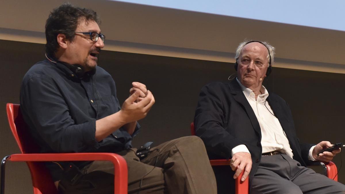 Albert Sánchez Piñol y Philip Pullman en el Auditori Disseny Hub de Barcelona.