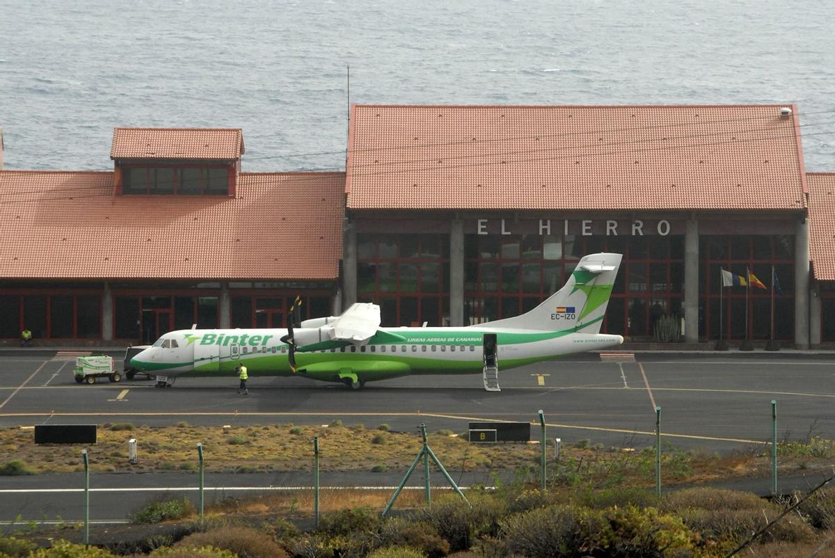 Un avión de Binter en el aeropuerto de Los Cangrejos de El Hierro.
