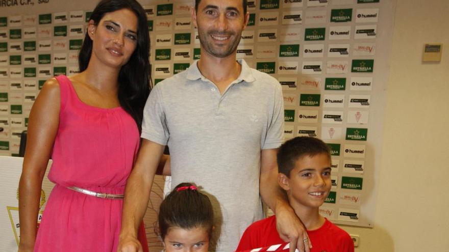 Miguel Albiol con su familia en el día de su despedida.