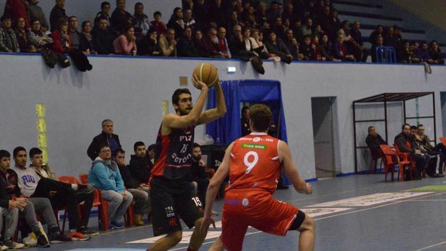 Leandro Cubrinel se dispone a lanzar a canasta ante el jugador del Agustinos Loewen.