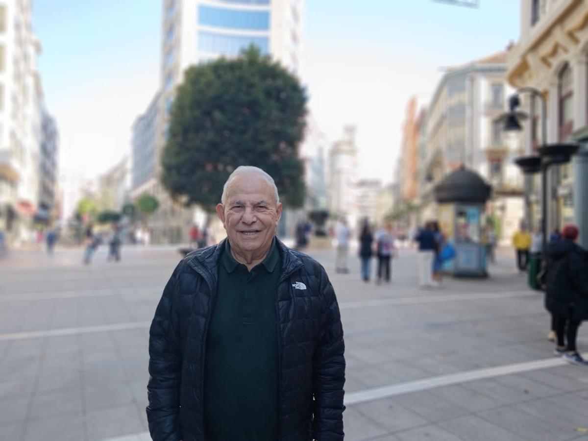 Lucio Torre, en el centro de Oviedo, ante el edificio de la Jirafa. "El rey de la plaza de Italia". Santiago de Chile. ASTURIAS EXTERIOR