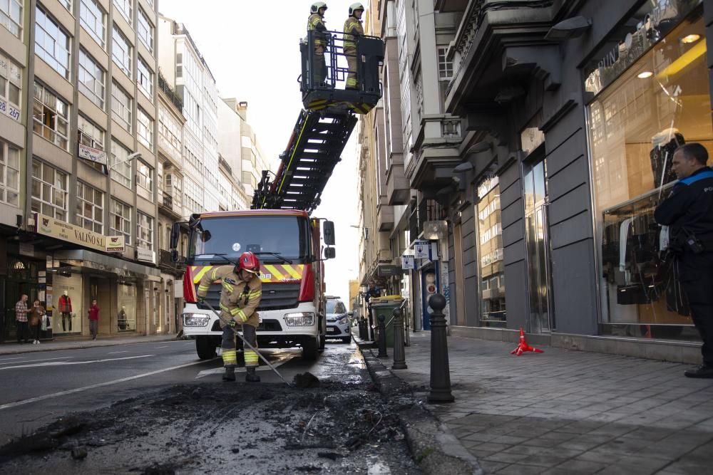 Un coche arde en la plaza de Pontevedra