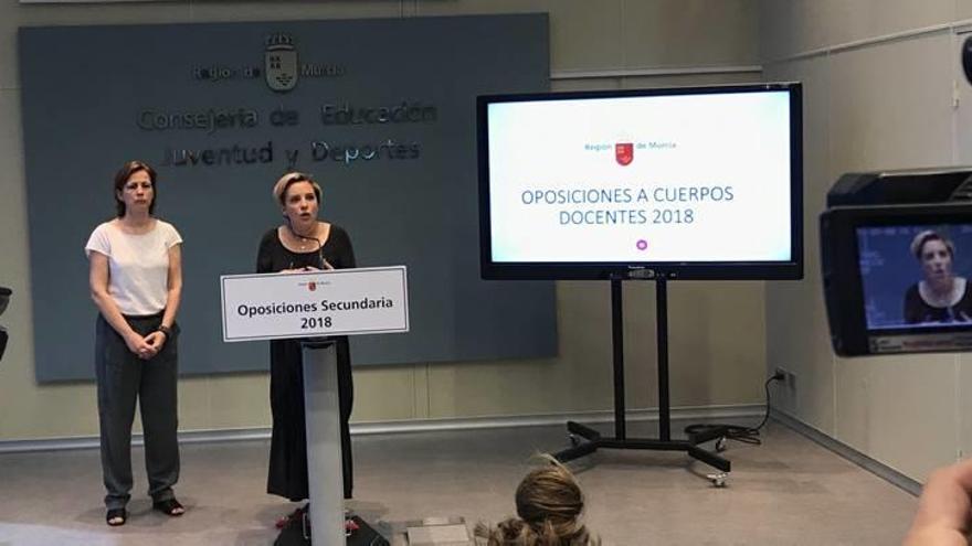 La consejera de Educación, durante la presentación del número de admitidos por especialidad a las oposiciones de Secundaria.