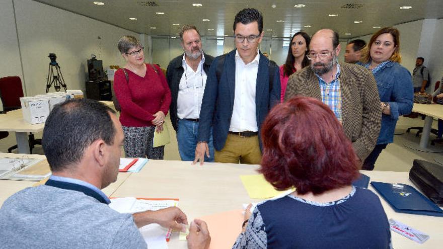 Pablo Rodríguez (centro), ayer, junto a Fernando Bañolas en la Junta Electoral.