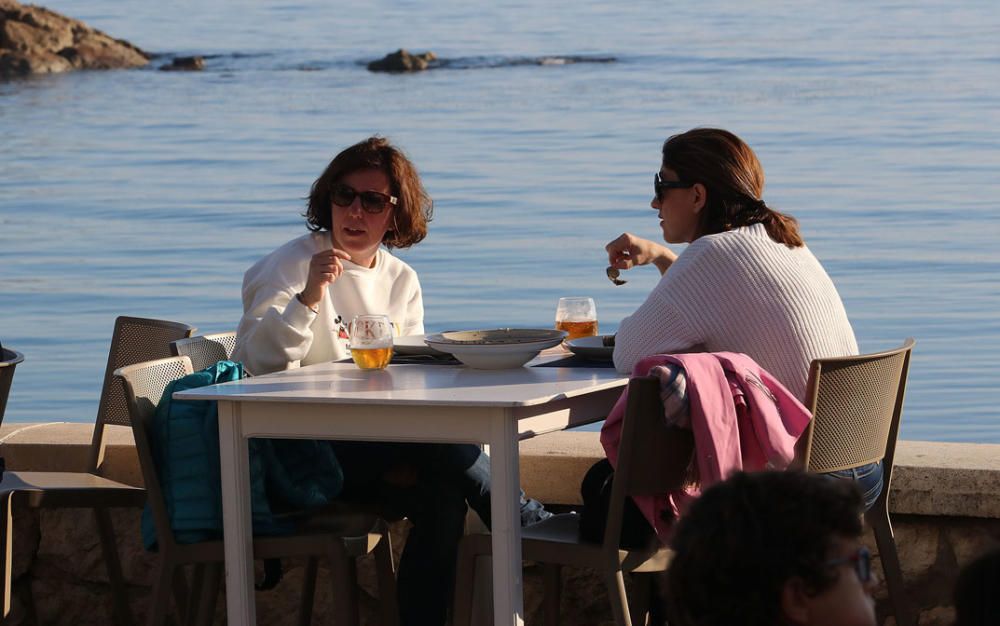 Málaga inicia el puente de la Constitución y la Inmaculada con sol, buena temperatura y calles y paseos marítimos llenos