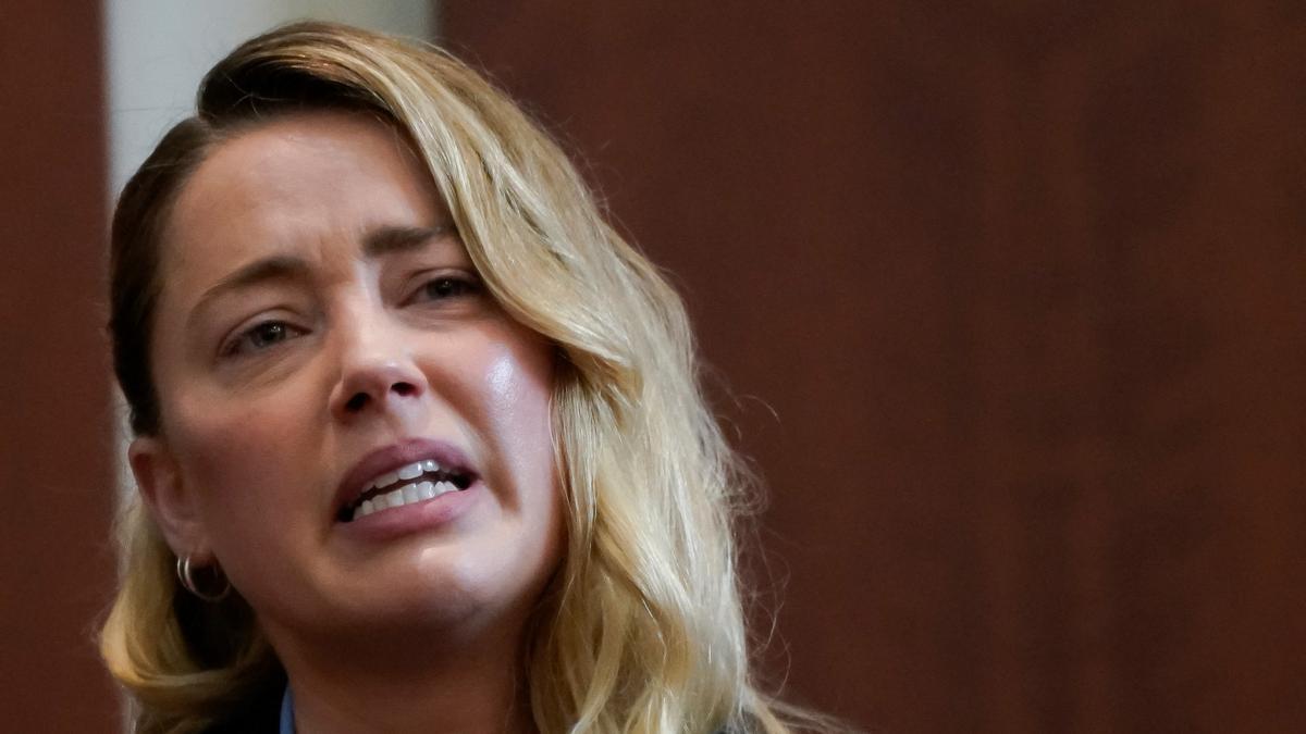 Amber Heard llorando ante el juez